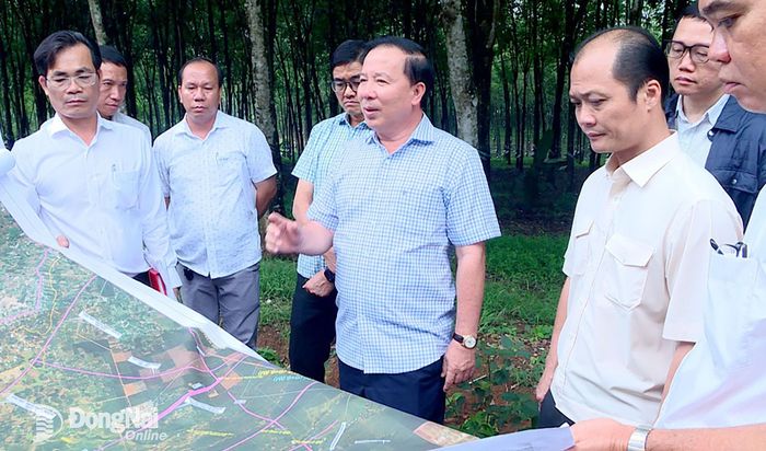 Chủ tịch UBND thành phố Nguyễn Văn Út trao đổi với đại diện các đơn vị về tiến độ công tác giải phóng mặt bằng Dự án Đường Vành đai 4 - Thành phố Hồ Chí Minh. Ảnh: PT