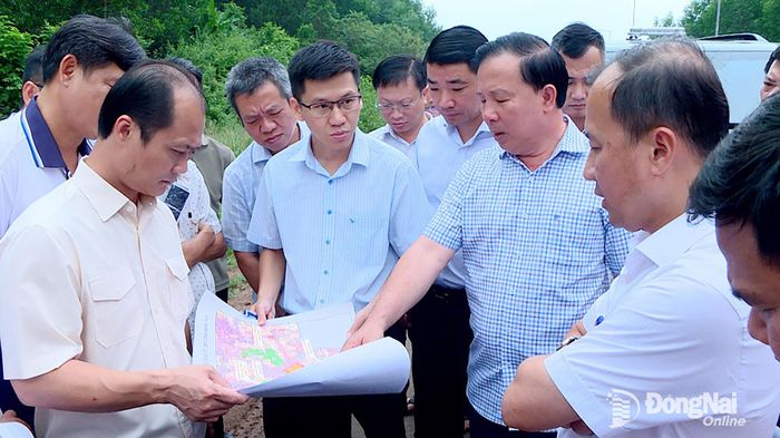 Đại diện các đơn vị báo cáo tiến độ công tác giải phóng mặt bằng Dự án Đường Vành đai 4 - Thành phố Hồ Chí Minh. Ảnh: PT