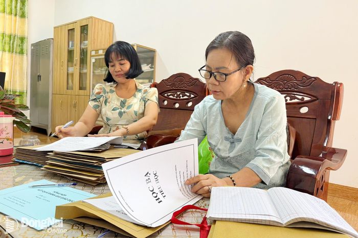 Khi các trường về chung một điểm, việc quản lý hoạt động sẽ hiệu quả hơn. Trong ảnh: Giáo viên Trường TH-THCS Thanh Phú đang xem hồ sơ học bạ cho học sinh. Ảnh: Bích Nhàn
