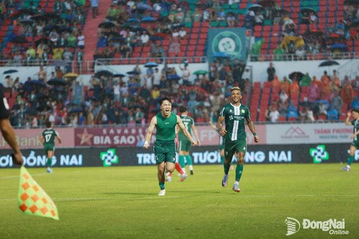 Xuân Trường nhân đôi cách biệt cho đội nhà. Ảnh: Huy Anh