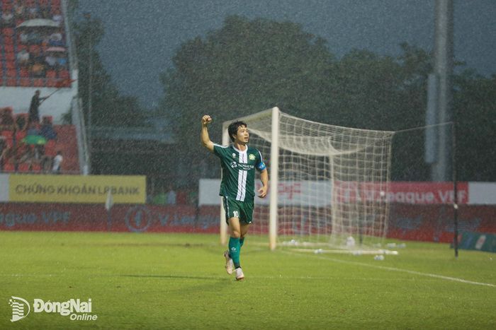 Công Phượng cũng đặt dấu ấn với bàn ấn định 3-0 giúp Trường Tươi Đồng Nai đăng quang vô địch Giải hạng Nhất mùa bóng 2025/2026. Ảnh: Huy Anh
