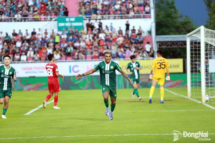 Alex Sandro ăn mừng bàn mở tỷ số cho Trường Tươi Đồng Nai. Ảnh: Huy Anh