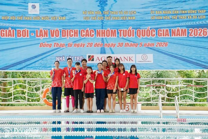 Ban huấn luyện chúc mừng thành tích của các vận động viên đội tuyển lặn thành phố Đồng Nai. Ảnh: ĐVCC