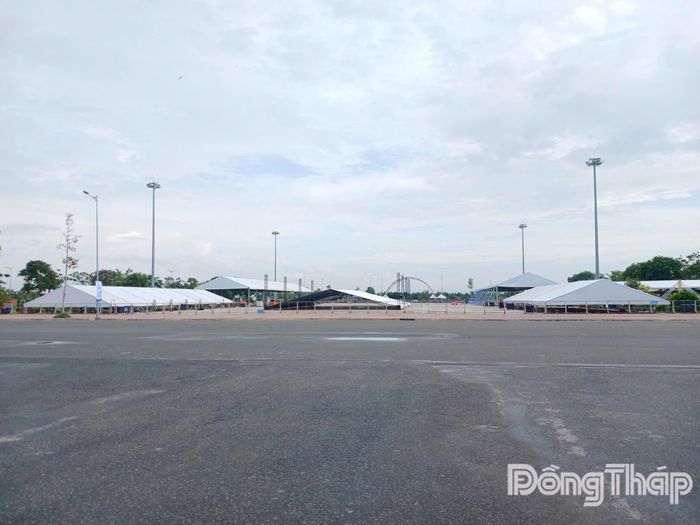 Công tác chuẩn bị tổ chức các hoạt động đang được thực hiện khẩn trương tại Quảng trường Hùng Vương. Ảnh chụp vào sáng ngày 30-5.