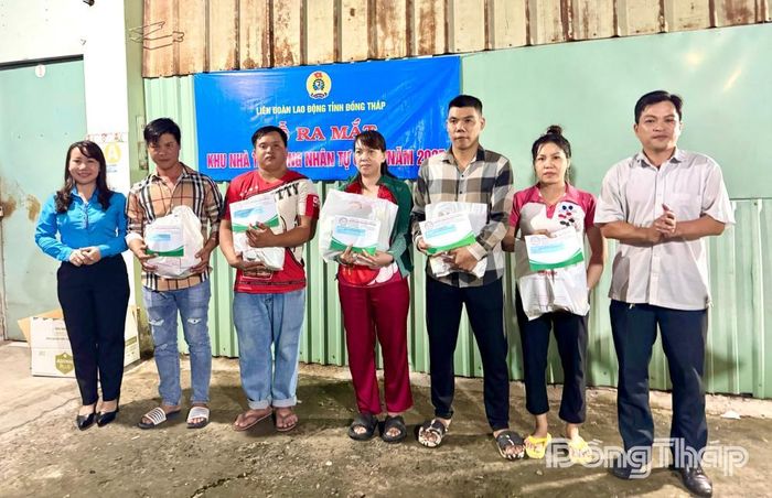Lãnh đạo Liên đoàn Lao động tỉnh, UBND xã Tân Hương trao quà cho đoàn viên, người lao động có hoàn cảnh khó khăn tại Lễ ra mắt “Khu nhà trọ công nhân tự quản”.