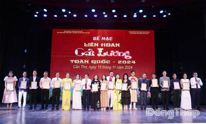 Nghệ sĩ Võ Huỳnh Mơ (bìa trái) nhận Huy chương Vàng tại Liên hoan Cải lương toàn quốc năm 2024.