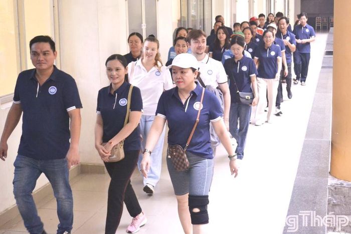 Cán bộ, giảng viên, viên chức và người lao động Trường Đại học Tiền Giang tham gia hoạt động đi bộ đồng hành và chạy việt dã cự ly 2 km quanh khuôn viên trường.