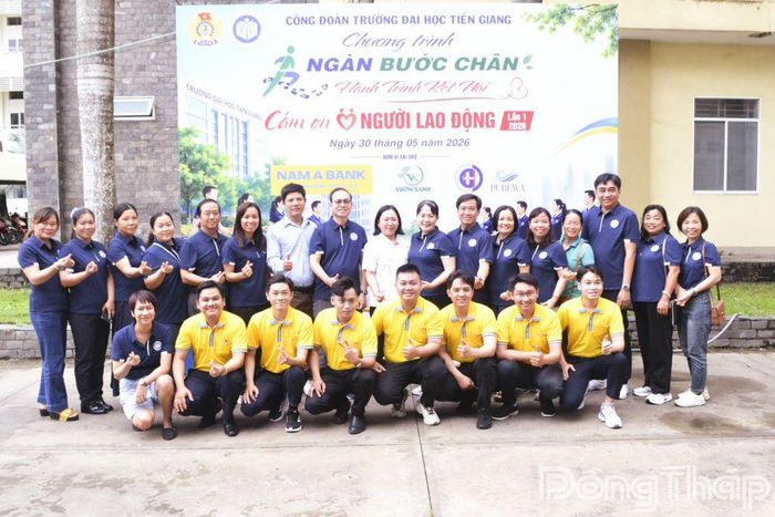 Lãnh đạo Trường Đại học Tiền Giang và các đại biểu tham dự chụp ảnh lưu niệm.