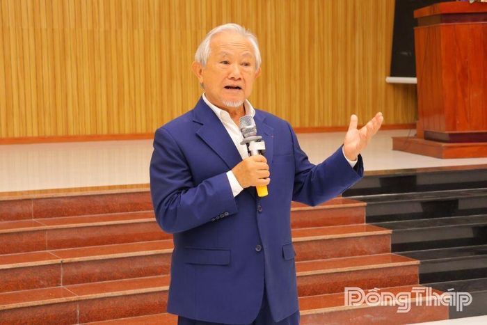 Giáo sư Phan Văn Trường trao đổi cùng các đại biểu về tư duy khởi nghiệp, nâng cao giá trị sản phẩm nông nghiệp và xây dựng chuỗi giá trị bền vững.