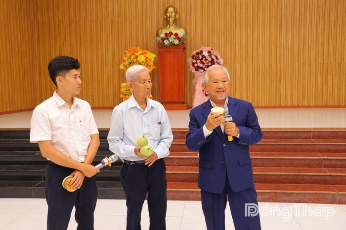 Giáo sư Phan Văn Trường trao đổi cùng các đại biểu về tư duy khởi nghiệp, nâng cao giá trị sản phẩm nông nghiệp và xây dựng chuỗi giá trị bền vững.