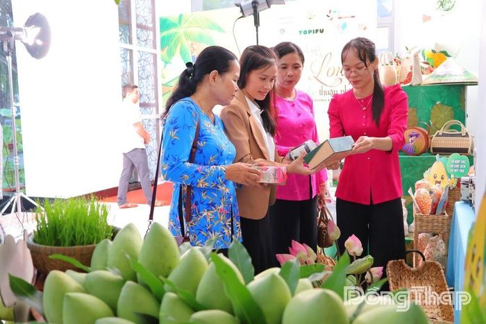 Đại biểu tham quan, tìm hiểu các sản phẩm OCOP, sản phẩm khởi nghiệp địa phương được giới thiệu tại chương trình Đại hội Cấy Nền miền Nam.