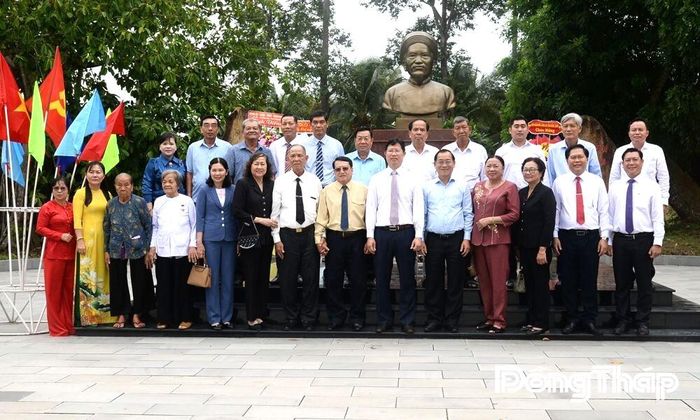 Đại biểu chụp ảnh lưu niệm.