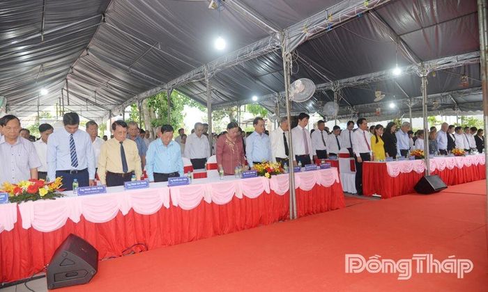 Đại biểu dành phút mặc niệm tưởng nhớ Thủ khoa Nguyễn Hữu Huân và Phó tướng Âu Dương Lân. 