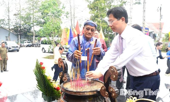 Đoàn lãnh đạo tỉnh thắp hương tại Đền thờ và lăng mộ Thủ khoa Nguyễn Hữu Huân.