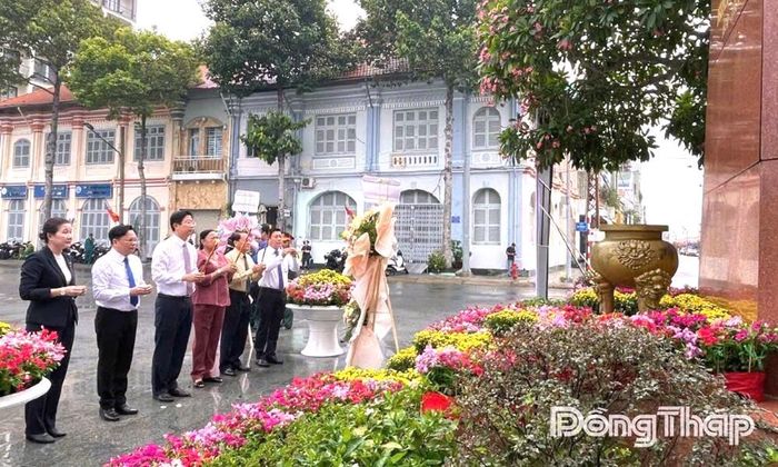 Đoàn đại biểu của tỉnh đã đến dâng hương, dâng hoa tưởng niệm tại Tượng đài Thủ khoa Nguyễn Hữu Huân ở Công viên Lạc Hồng (phường Mỹ Tho).