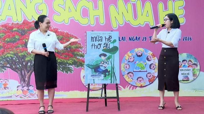  Giới thiệu sách "Mùa hè thơ ấu". Ảnh: Mạnh Hà 