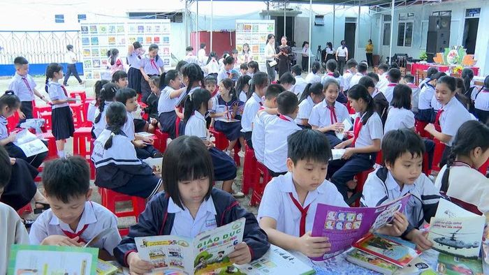  Các em học sinh đọc sách tại chương trình. Ảnh: Mạnh Hà 