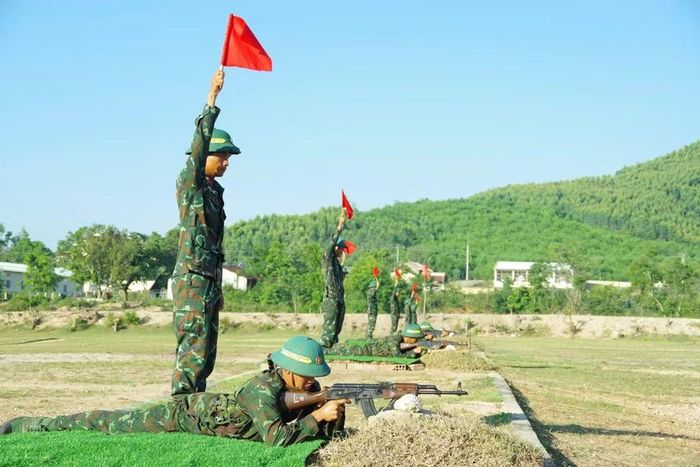  Các CSM bình tĩnh ngắm bắn, thực hiện kiểm tra bắn súng AK bài 1. Ảnh: H.P 