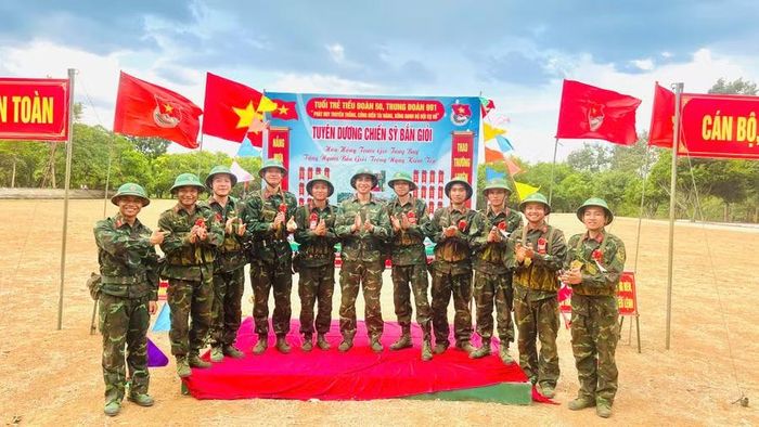  Những chiến sĩ đạt “Hoa bắn giỏi” tại Trung đoàn 991 là minh chứng cho tinh thần vượt khó, quyết tâm rèn luyện của chiến sĩ mới. Ảnh: Phan Anh 