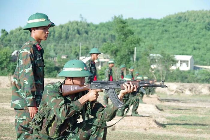  Nội dung bắn súng AK bài 1 giúp chiến sĩ mới rèn luyện bản lĩnh, tâm lý và khả năng làm chủ vũ khí. Ảnh: H.P 