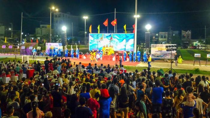 Đông đảo người dân và du khách tham dự khai mạc Lễ hội Du lịch phường Quy Nhơn Đông lần thứ I năm 2026. Ảnh: Đoan Ngọc