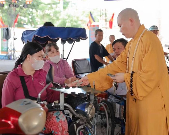  Tổ đình Long Khánh tặng quà cho người dân có hoàn cảnh khó khăn nhân mùa Phật đản. Ảnh: Quảng Tiến 
