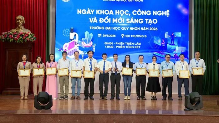  Khen thưởng các giảng viên có thành tích xuất sắc trong hoạt động KHCN. Ảnh: Minh Hoàng 