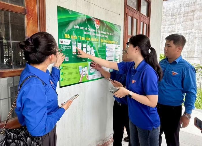  Triển khai mô hình “Lan tỏa iGiaLai - Kết nối công dân số” tại thôn Thượng Giang 2, xã Bình Khê. Ảnh: D.L 