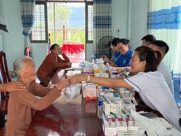  Khám bệnh, cấp thuốc miễn phí cho người dân hoàn cảnh khó khăn. Ảnh: D.L 