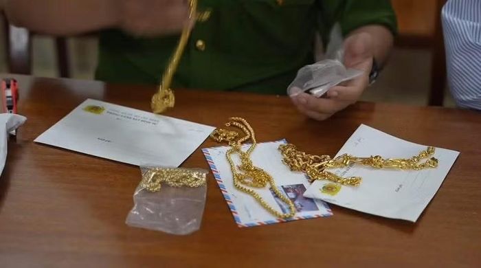  Công an đã thu giữ nhiều sợi dây chuyền vàng là tang vật của vụ án. Ảnh: Công an TP. Hồ Chí Minh 