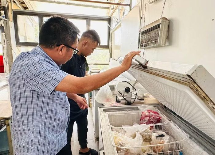  Ngành Y tế sẽ tăng cường hậu kiểm, giám sát nguy cơ, lấy mẫu kiểm nghiệm thực phẩm. Ảnh: Như Nguyện 