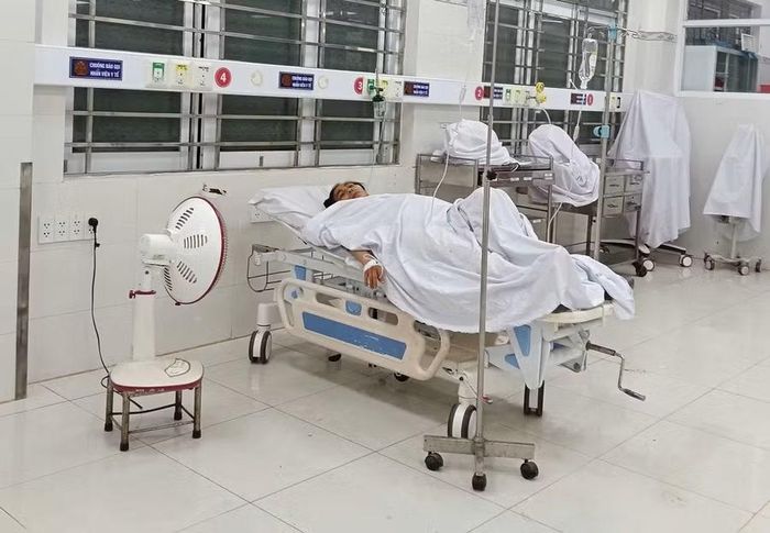  Bà Út đang được điều trị tại Bệnh viện Đa khoa Gia Lai. Ảnh: Văn Ngọc 
