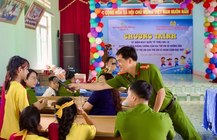  Báo cáo viên giao lưu, tuyên truyền kỹ năng phòng - chống xâm hại trẻ em cho các em nhỏ. Ảnh: Minh Chí 