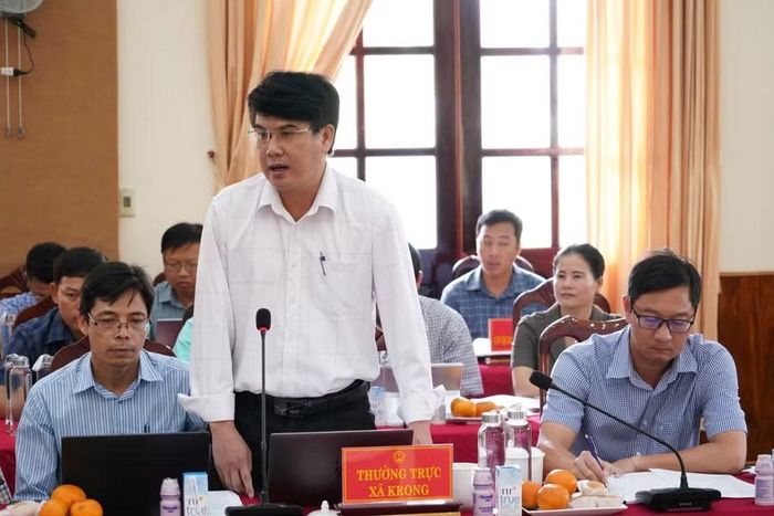  Lãnh đạo xã Krong báo cáo tình hình triển khai các phương án phát triển kinh tế - xã hội trên địa bàn. Ảnh: N.H 