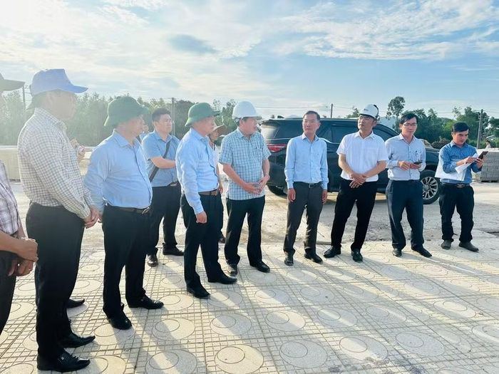  Bí thư Tỉnh ủy Thái Đại Ngọc và đoàn công tác kiểm tra Dự án tái định cư di dời khẩn cấp các hộ dân sống trong vùng sạt lở tại núi Gành (thôn Đức Phổ 1, xã Đề Gi) giai đoạn 2. Ảnh: Hồng Thương 