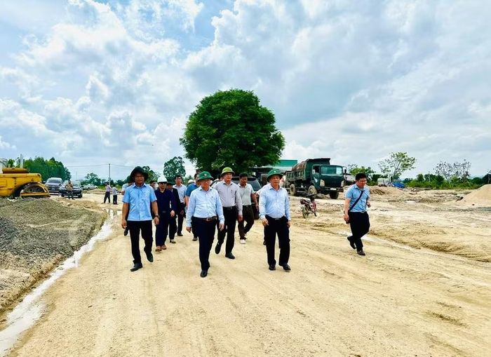  Bí thư Tỉnh ủy Thái Đại Ngọc (hàng đầu, ở giữa) kiểm tra hiện trường các dự án. Ảnh: Hồng Thương 