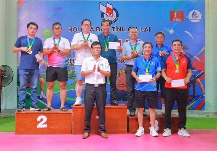  Trao giải thưởng cho các VĐV đạt thành tích cao ở nội dung đôi nam môn pickleball. Ảnh: H.V 