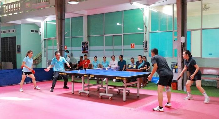  Các VĐV tranh tài ở nội dung đôi nam nữ môn bóng bàn tại Hội thao Báo chí Gia Lai mở rộng năm 2026. Ảnh: H.V 