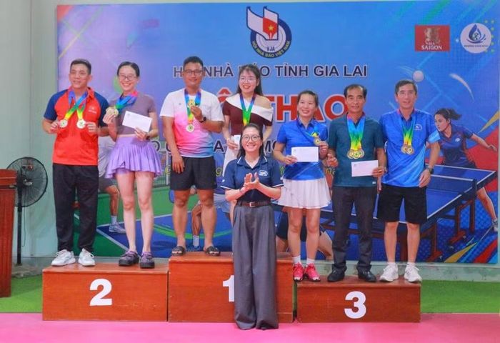  Trao giải thưởng cho các cặp VĐV đoạt thành tích cao ở nội dung đôi nam nữ môn pickleball. Ảnh: H.V 