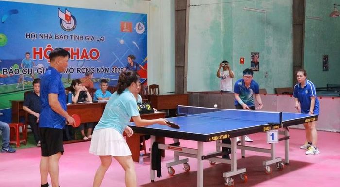  Các VĐV thi đấu sôi nổi, cống hiến nhiều pha bóng kỹ thuật, đẹp mắt và thể hiện tinh thần quyết tâm cao tại hội thao. Ảnh: H.V 