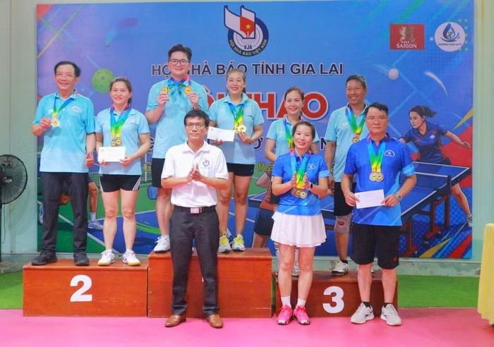  Các VĐV thi đấu xuất sắc ở nội dung đôi nam nữ môn bóng bàn. Ảnh: H.V 
