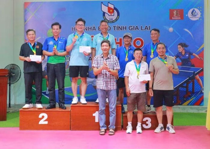  Các VĐV nhận giải thưởng nội dung đôi nam môn bóng bàn tại Hội thao. Ảnh: H.V 