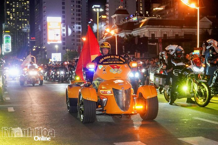 Các xe chuẩn bị xuất phát.