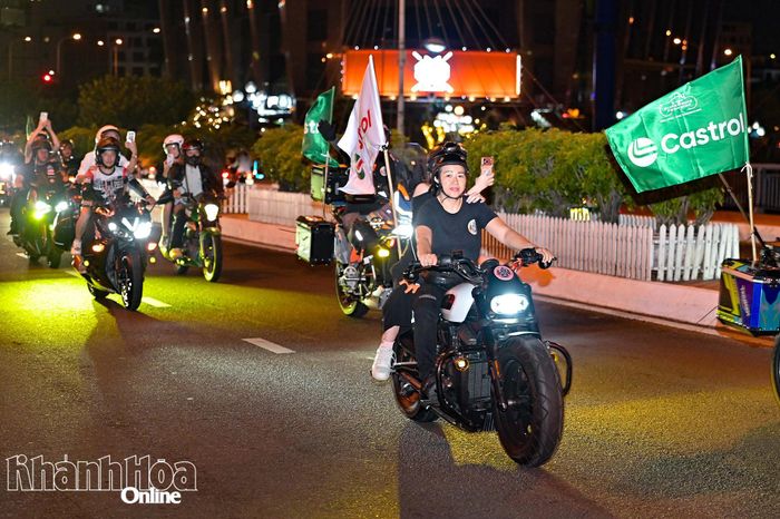 Các nữ biker thích thú khi tham gia diễu hành.