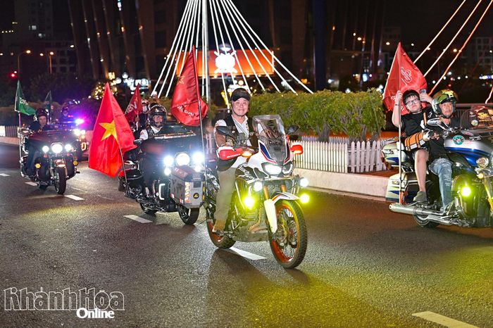 Các biker hào hứng khi lần đầu tiên diễu hành đêm.