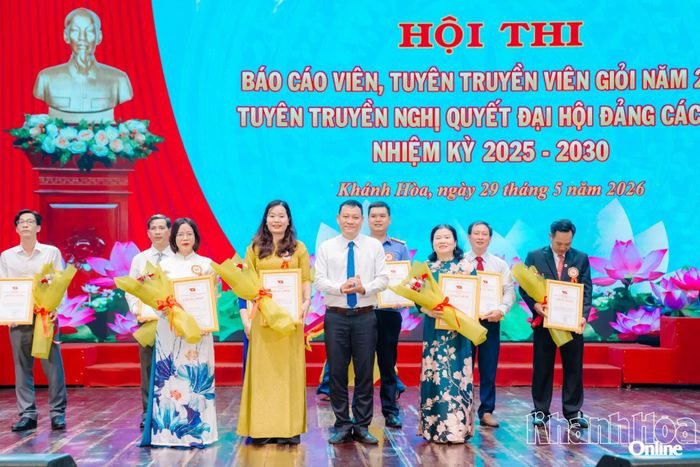 Các thí sinh được nhận giải ba. Ảnh: MINH TRỰC