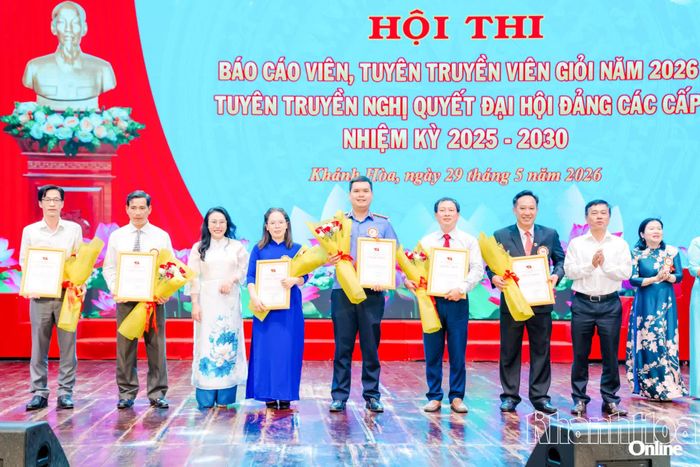 Các thí sinh nhận giải khuyến khích. Ảnh: MINH TRỰC