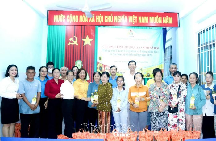 Những suất quà được trao nhằm chia sẻ, hỗ trợ người dân có hoàn cảnh khó khăn.