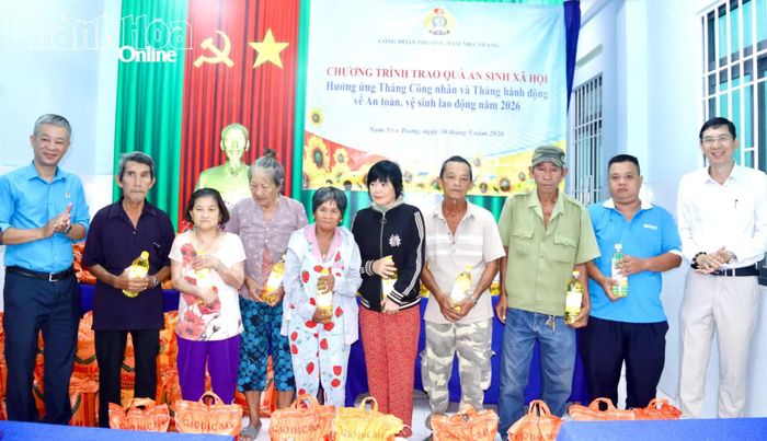 Đại diện Liên đoàn Lao động tỉnh và Công đoàn phường trao quà cho người dân.