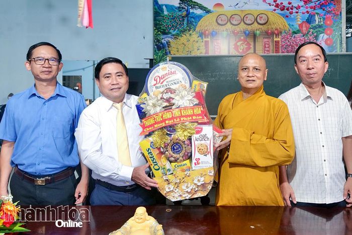 Đồng chí Lâm Đông trao quà chúc mừng Đại lễ Phật đản năm 2026 cho đại diện chùa Tân Sơn.